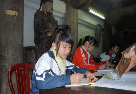 Học sinh giúp việc tình nguyện ở chùa Tây Phương. (Ảnh Thu Hòe)
